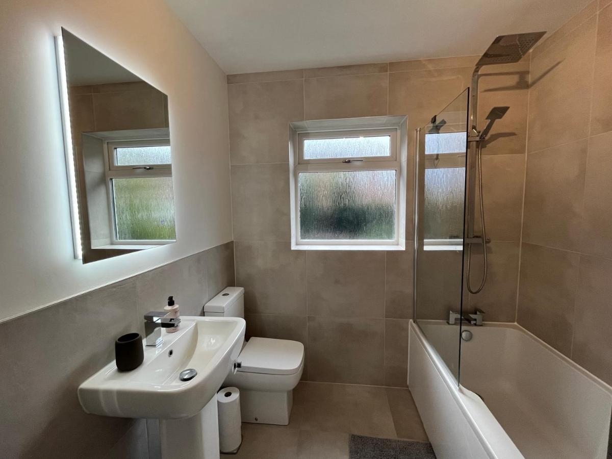 Stunning Beverley Bungalow W Fireplace, Private Parking, And Garden Exterior photo
