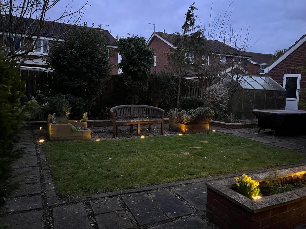 Stunning Beverley Bungalow W Fireplace, Private Parking, And Garden Exterior photo
