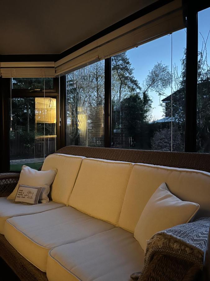 Stunning Beverley Bungalow W Fireplace, Private Parking, And Garden Exterior photo